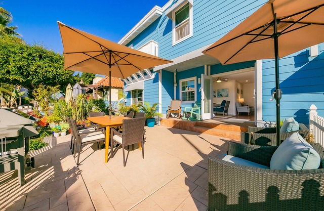 Quiet, ground-floor beach bungalow steps from the water with enclosed patio & AC