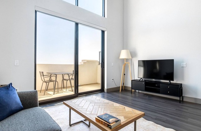 Rad Mid-Wilshire 1BR Loft w/ Gym, W/D, Pool, near Shops, by Blueground