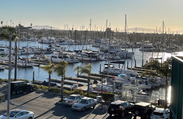 Relaxing, luxurious condo overlooking Channel Islands Harbor