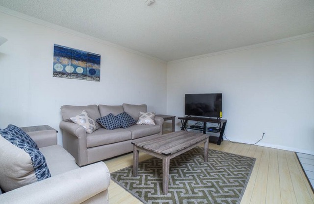 Santa Monica, Central 2 bed apt w/ private parking