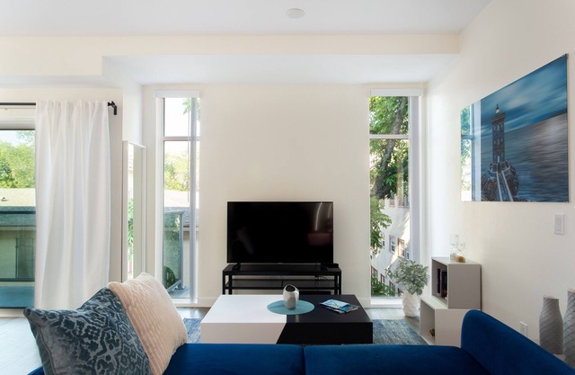 Sleek and Central Studio in Old Town Pasadena