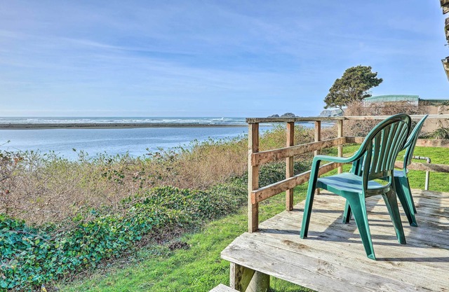 Smith River Vintage Cabin w/Oceanfront Deck+Views!