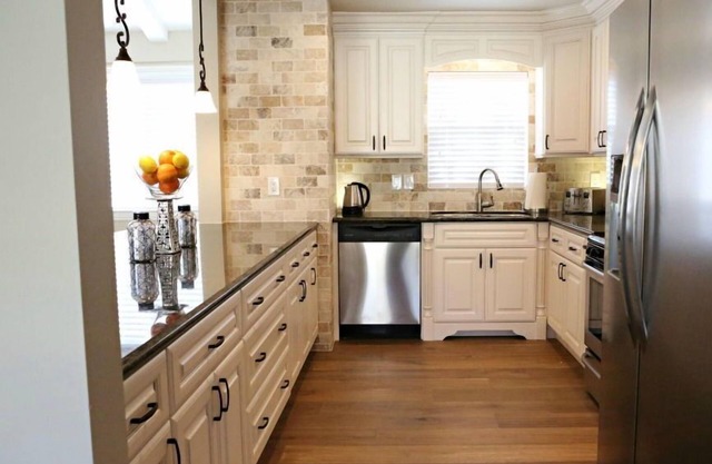 Snazzy 6 Bedroom 3 bath pool home 1/2 mile walk to Disney