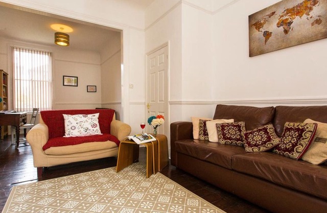 Spacious 4 bedroom house in historic Sydenham