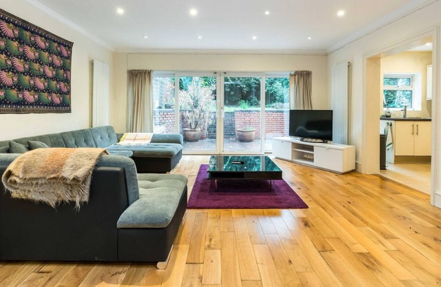 Spacious and Bright 3BD Home in Belsize Park