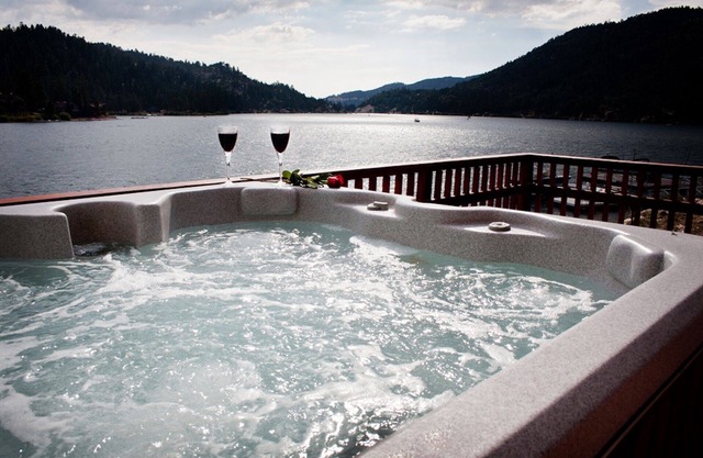 Spectacular Lakefront With Hot Tub And Dock At A Spectacular Price!