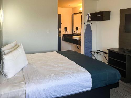 Americas Value Inn Delano 
