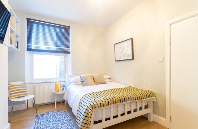 Stylish 1 Bed Studio Flat next to Queen's Park on Claremont Road