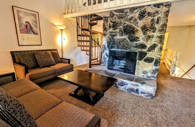 Stylish 2 BR, 1.5 BA Townhouse at the base of Snow Summit!