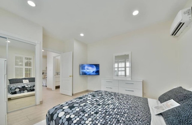 Stylish Modern Home, AC, Toto, Parking & Near FWYs