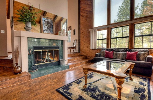 Sublime For-Rest by Destination Big Bear : High End Neighborhood! Hot Tub! Gourmet Kitchen! Master Suite! Pool Table!