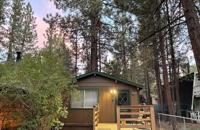 Sundown Cozy Cabin w/ Jacuzzi 🔸 Romantic Couples Getaway