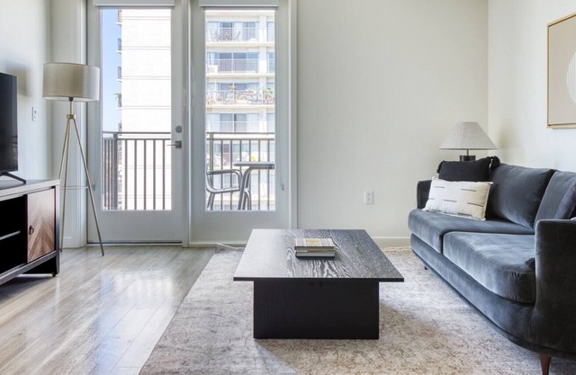 Sunny Long Beach Studio w/ Pool & Gym, walk to Ocean Blvd, by Blueground