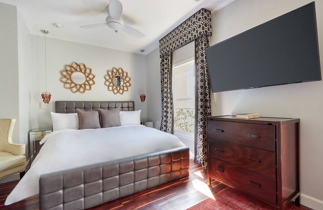 The Crescent powered by Sonder | Superior King Room