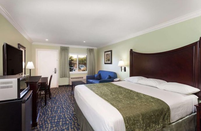 Travelodge by Wyndham Orange County Airport Costa Mesa