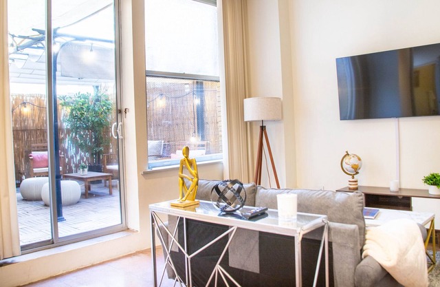 Trendy Loft with Private Patio in the Central Area of DTLA