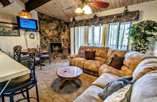 Walk to the Slopes! Rustic Townhouse by Snow Summit
