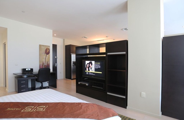 Wilshire Condos 2BD/1BA 3