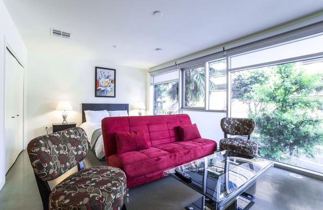 Wilshire Studio Apartment
