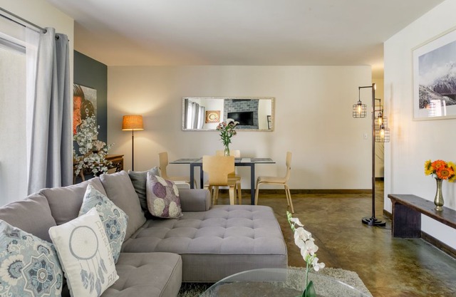 Zen-Up Venice Beach Condo: 2-Bedroom/2-Bath-STEPS TO THE OCEAN & FREE PARKING