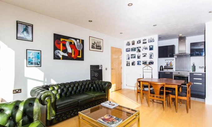 Haggerston Apartment | 1 Bedroom Top Floor Flat / Shoreditch - Dalston