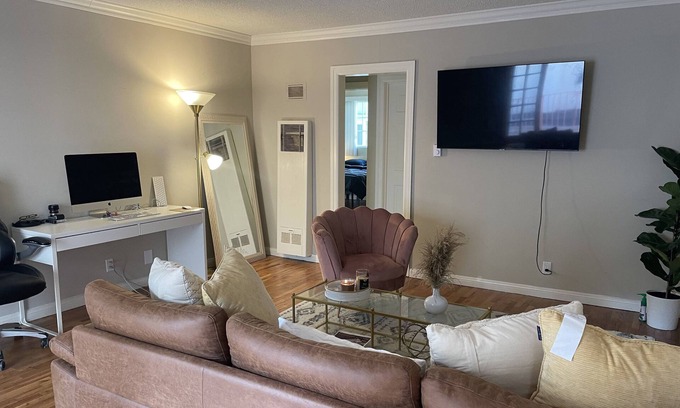 Downtown Apartment | 1 spacious Cozy Room right by the Santa Monica Pier.