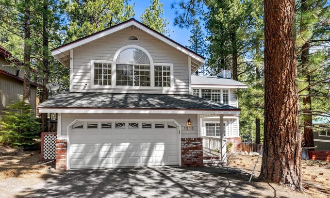 Montgomery Estates Cabin | 10 Beds, Near Heavenly, Walk-to-Trails, Arcade Game, Pool Table, Bunk Room, 2 fireplaces