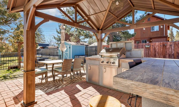 Big Bear City Cabin | 100 m² Cabin ∙ 2 bedrooms ∙ 6 guests