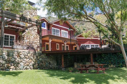 Santa Barbara County Hotel | 100 m² Hotel ∙ 2 bedrooms ∙ 8 guests