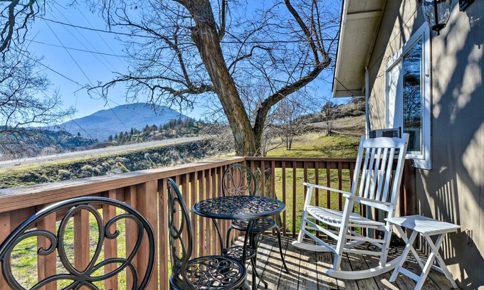 Hornbrook Cottage | 104 m² Cabin ∙ 3 bedrooms ∙ 8 guests