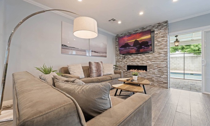 Lake Balboa House | 106 New Home in LA with all New Furniture, POOL & KING Beds!BY Universal Studios