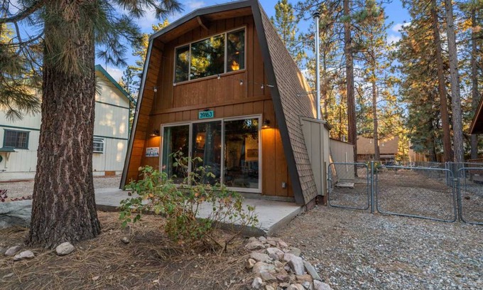 Boulder Bay Cabin | 107 m² Cabin ∙ 2 bedrooms ∙ 6 guests