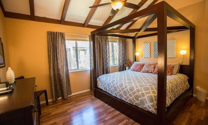 Hermosa Village Condo | 107 m² Condo ∙ 3 bedrooms ∙ 9 guests