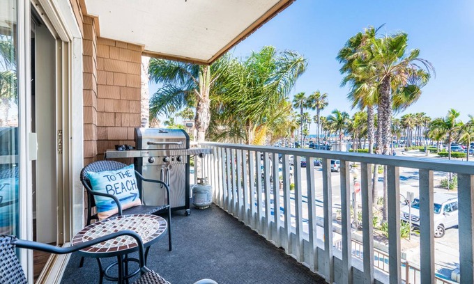 Balboa Peninsula Condo | 116 m² Condo ∙ 3 bedrooms ∙ 8 guests