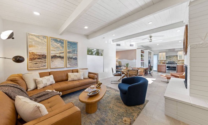 Historic Tennis Club Condo | 121 m² Condo ∙ 2 bedrooms ∙ 4 guests