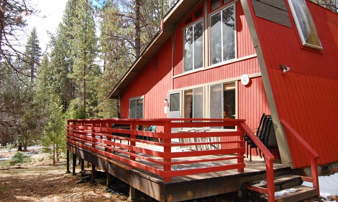 North Wawona Cabin | 122 m² Cabin ∙ 3 bedrooms ∙ 9 guests