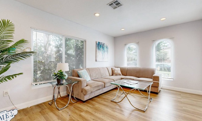 Santa Ana Heights House | 122 m² House ∙ 3 bedrooms ∙ 7 guests