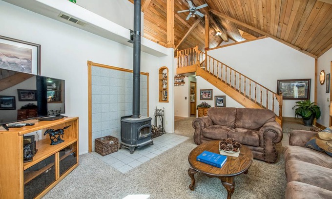 Shaver Lake Cabin | 142 m² Cabin ∙ 2 bedrooms ∙ 8 guests