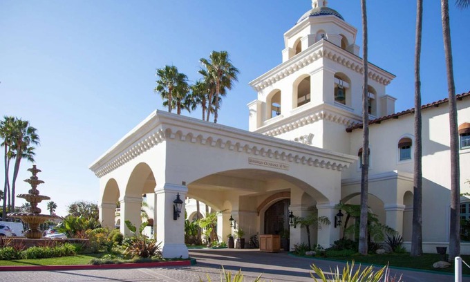 Oxnard Shores Hotel | 149 m² Hotel ∙ 2 bedrooms ∙ 127 guests