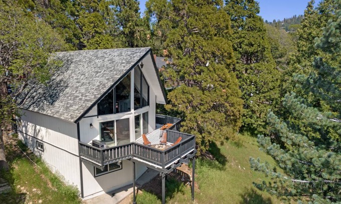 Crestline House | 157 m² House ∙ 3 bedrooms ∙ 8 guests