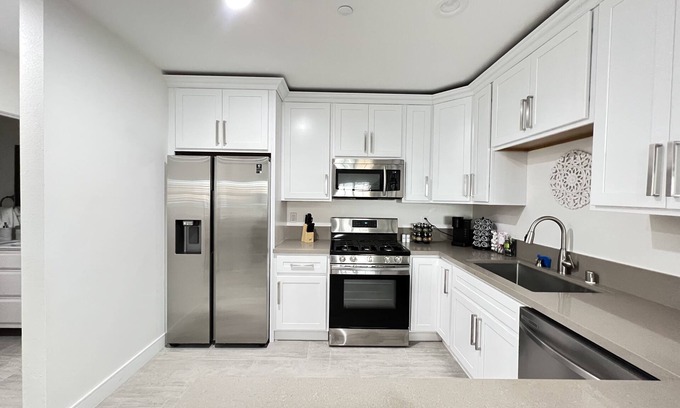 Santa Ana Apartment | ❤ 15min→Disneyland❤10min→Airport❤Parking❤ HBO Max❤