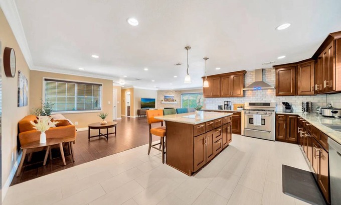 Tustin House | 169 m² House ∙ 3 bedrooms ∙ 6 guests