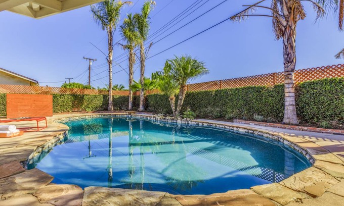 Southeast Anaheim House | 170 m² House ∙ 4 bedrooms ∙ 10 guests