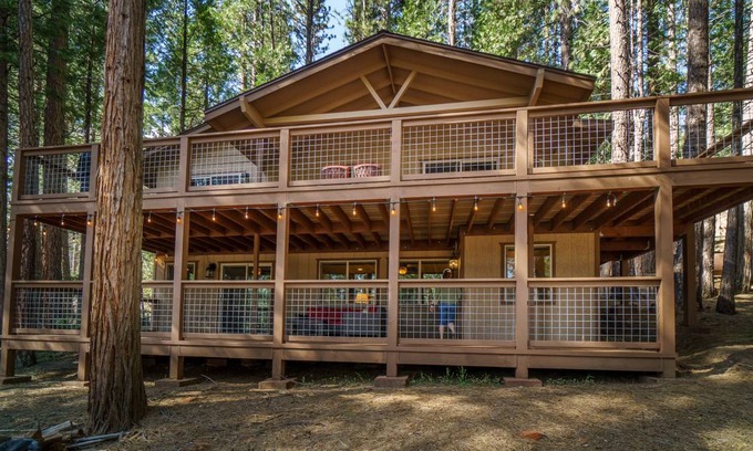 North Wawona Cabin | 172 m² Cabin ∙ 3 bedrooms ∙ 10 guests