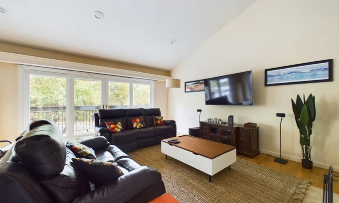 East Foothills House | 175 m² House ∙ 2 bedrooms ∙ 4 guests