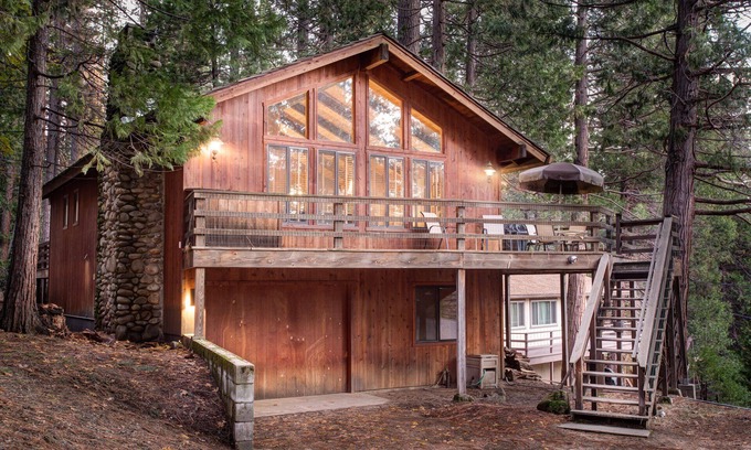 North Wawona Cabin | (17B) Tyler's Timber Lodge at The Redwoods In Yosemite