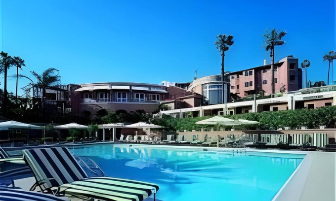 Beverly Hills Hotel | 180 m² Hotel ∙ 127 guests