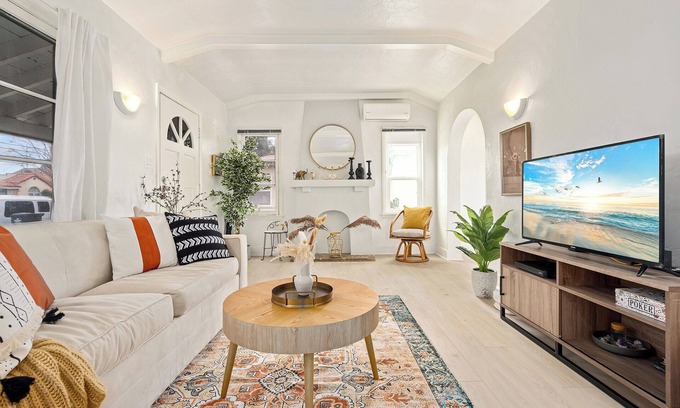 Inglewood House | 1920s Inglewood LAX Bungalow House Parking W/D