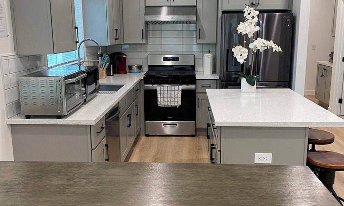 Garden Grove House | 2.4 mi Disney/Lt Saigon/3mi