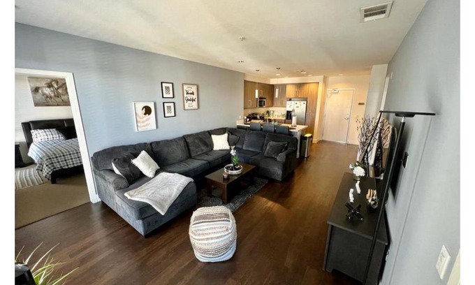 Santa Ana Apartment | 2 Bdrm near South Coast Disneyland & Conv cntr